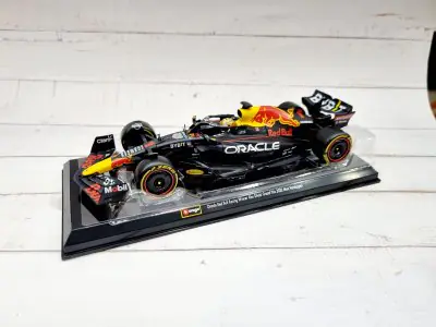Bburago 1:24 Oracle Red Bull Racing Winner Abu Dhabi Grand Prix 2022 Max Verstappen 18-28026