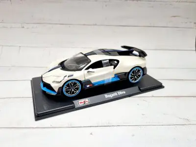 Maisto 1:24 Bugatti Divo White 51526W