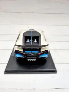 Maisto 1:24 Bugatti Divo White 51526W