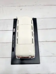 Maisto 1:24 Volkswagen Van Samba Red 51956
