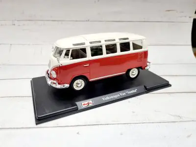 Maisto 1:24 Volkswagen Van Samba Red 51956