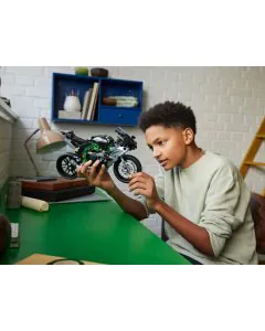 Lego Kawasaki Ninja H2R Motorcycle 42170 (643 Pieces)