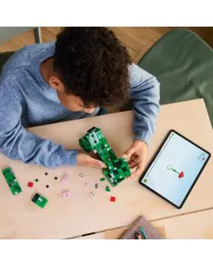 Lego The Creeper 21276 (665 Pieces)